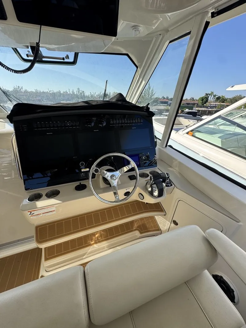 Slide: The Image of Boston Whaler 380 REALM 2022 - 10