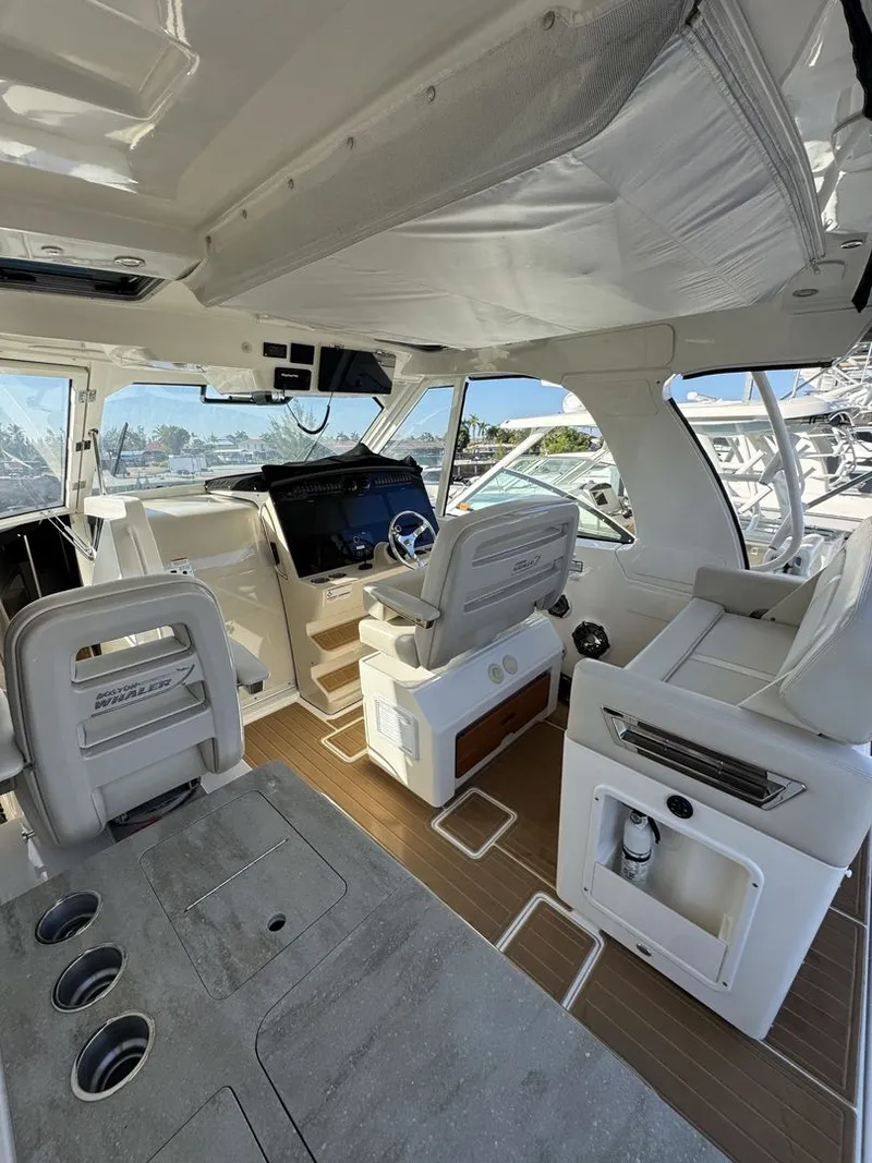 Slide: The Image of Boston Whaler 380 REALM 2022 - 6