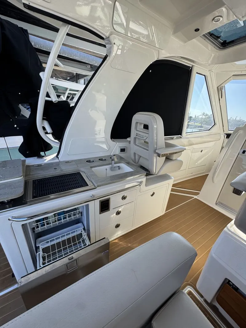 Slide: The Image of Boston Whaler 380 REALM 2022 - 9