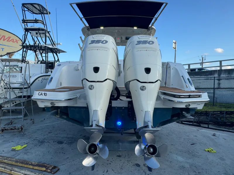Slide: The Image of Boston Whaler 320 VANTAGE 2019 - 10
