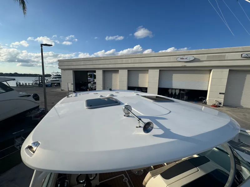 Slide: The Image of Boston Whaler 320 VANTAGE 2019 - 11