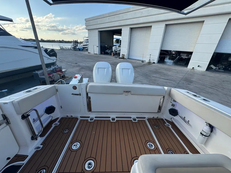 Slide: The Image of Boston Whaler 320 VANTAGE 2019 - 12