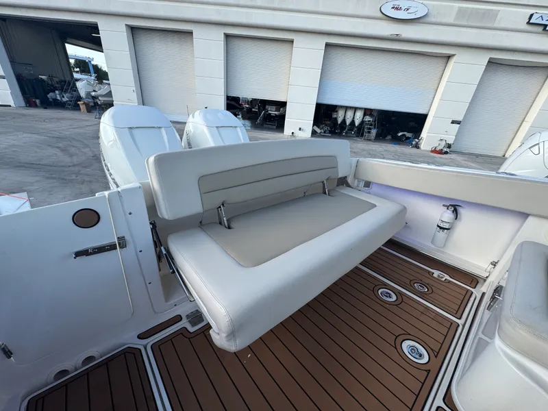 Slide: The Image of Boston Whaler 320 VANTAGE 2019 - 13