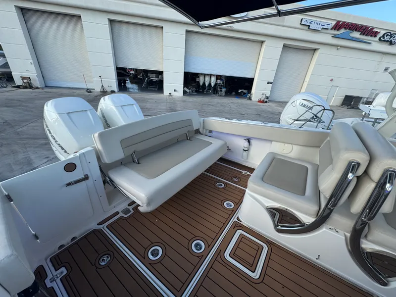 Slide: The Image of Boston Whaler 320 VANTAGE 2019 - 14