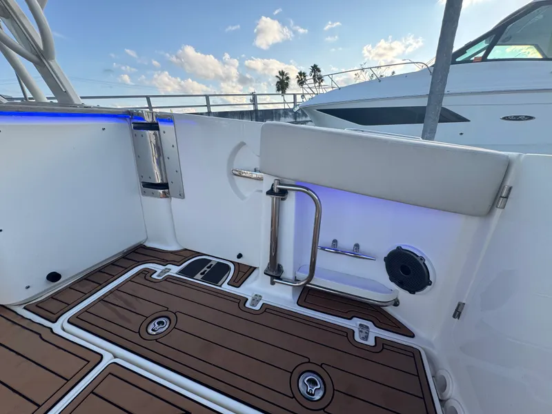 Slide: The Image of Boston Whaler 320 VANTAGE 2019 - 15