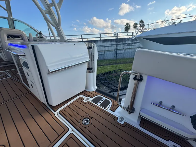 Slide: The Image of Boston Whaler 320 VANTAGE 2019 - 16