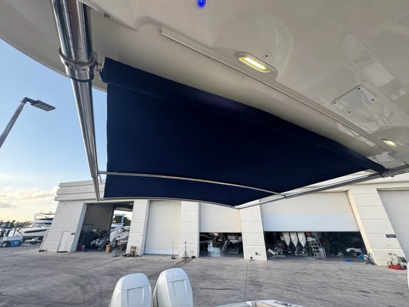 Slide: The Image of Boston Whaler 320 VANTAGE 2019 - 17