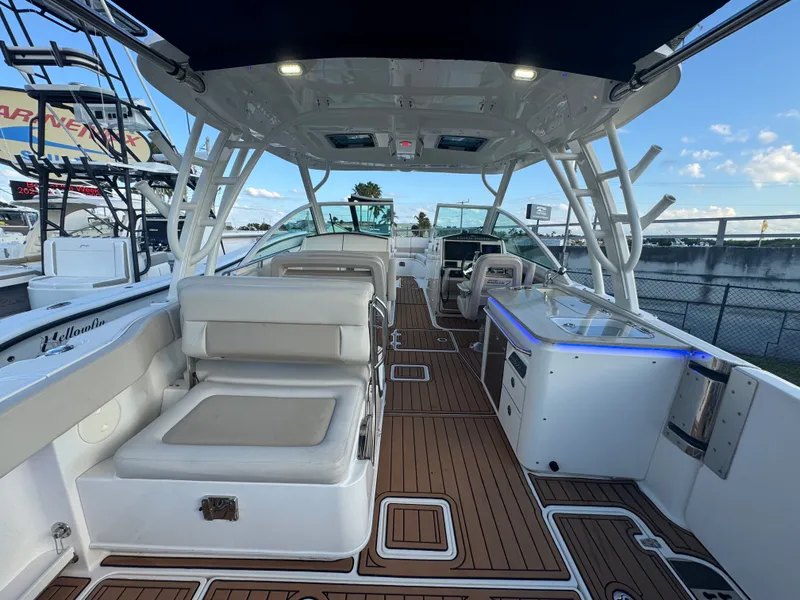 Slide: The Image of Boston Whaler 320 VANTAGE 2019 - 18