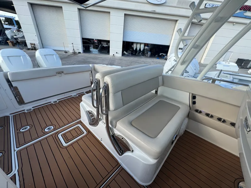 Slide: The Image of Boston Whaler 320 VANTAGE 2019 - 19