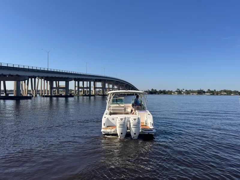 Slide: The Image of Boston Whaler 320 VANTAGE 2019 - 2