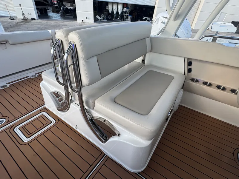 Slide: The Image of Boston Whaler 320 VANTAGE 2019 - 20
