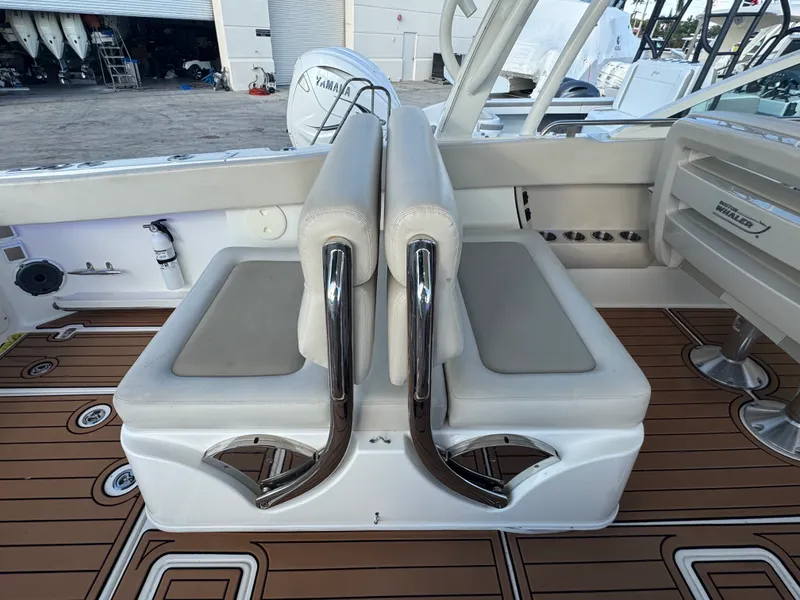 Slide: The Image of Boston Whaler 320 VANTAGE 2019 - 21