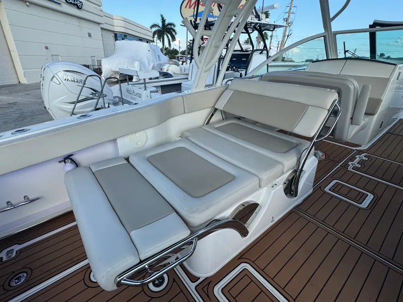 Slide: The Image of Boston Whaler 320 VANTAGE 2019 - 22