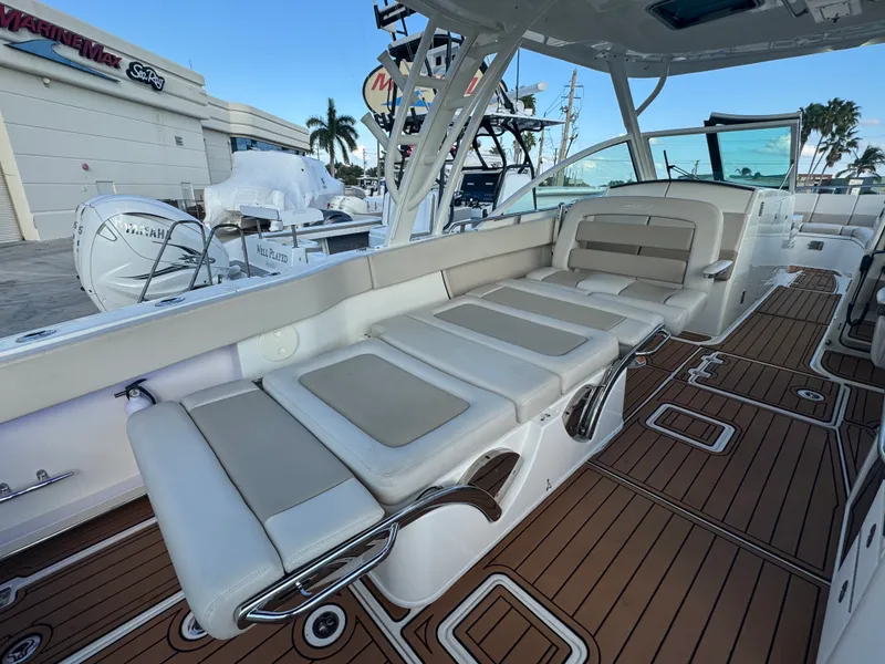Slide: The Image of Boston Whaler 320 VANTAGE 2019 - 23