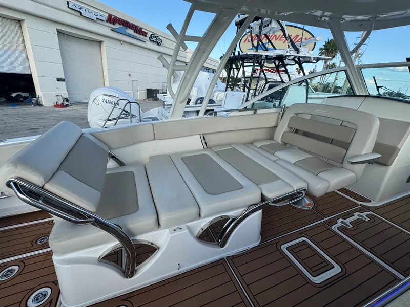Slide: The Image of Boston Whaler 320 VANTAGE 2019 - 24