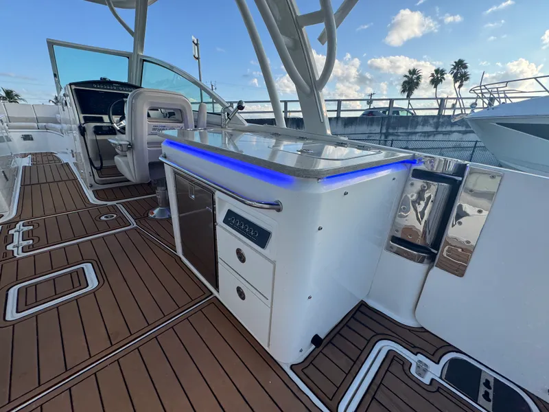 Slide: The Image of Boston Whaler 320 VANTAGE 2019 - 25