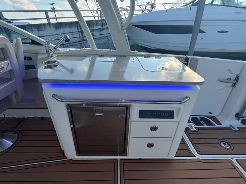 Slide: The Image of Boston Whaler 320 VANTAGE 2019 - 26