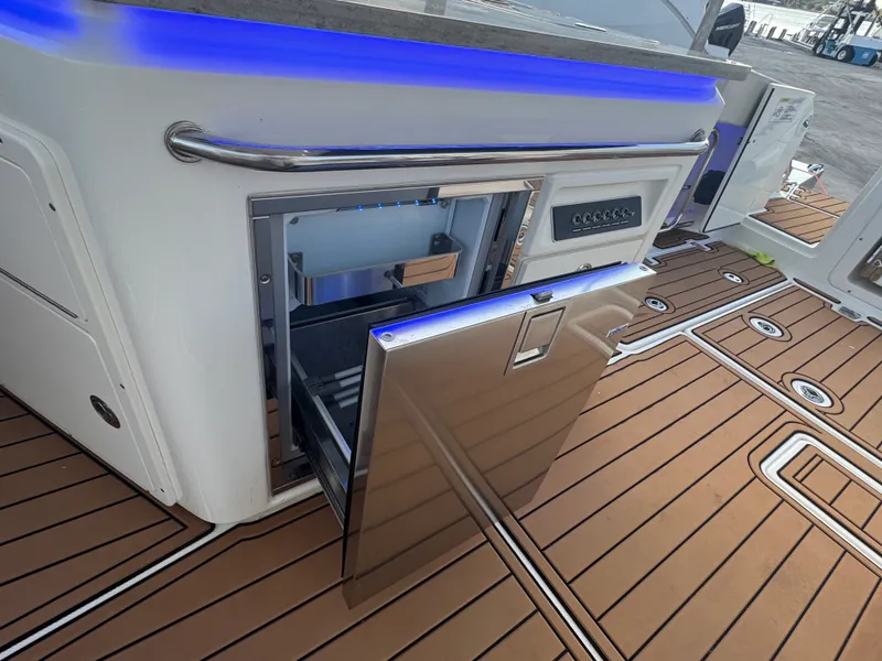Slide: The Image of Boston Whaler 320 VANTAGE 2019 - 27