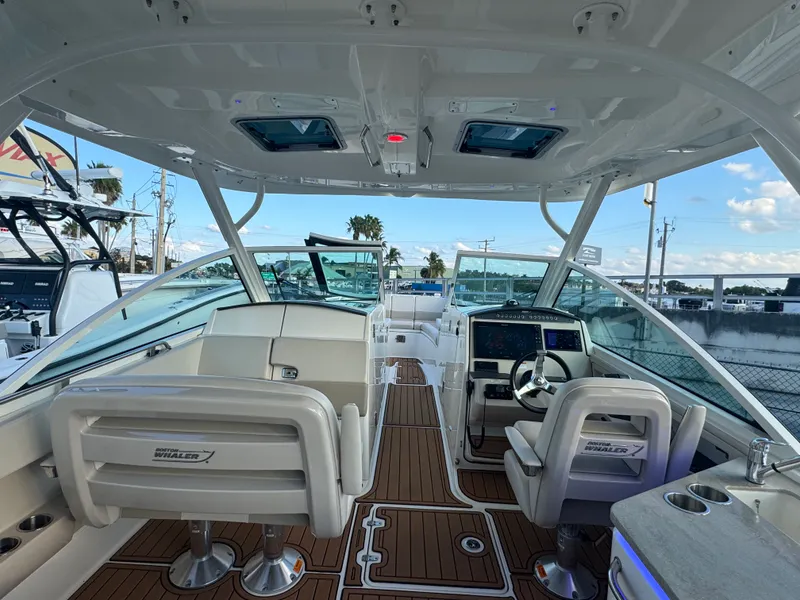 Slide: The Image of Boston Whaler 320 VANTAGE 2019 - 28