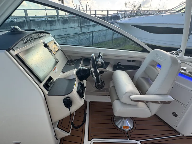 Slide: The Image of Boston Whaler 320 VANTAGE 2019 - 29