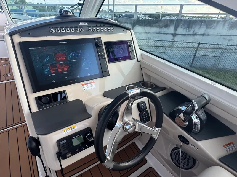 Slide: The Image of Boston Whaler 320 VANTAGE 2019 - 30