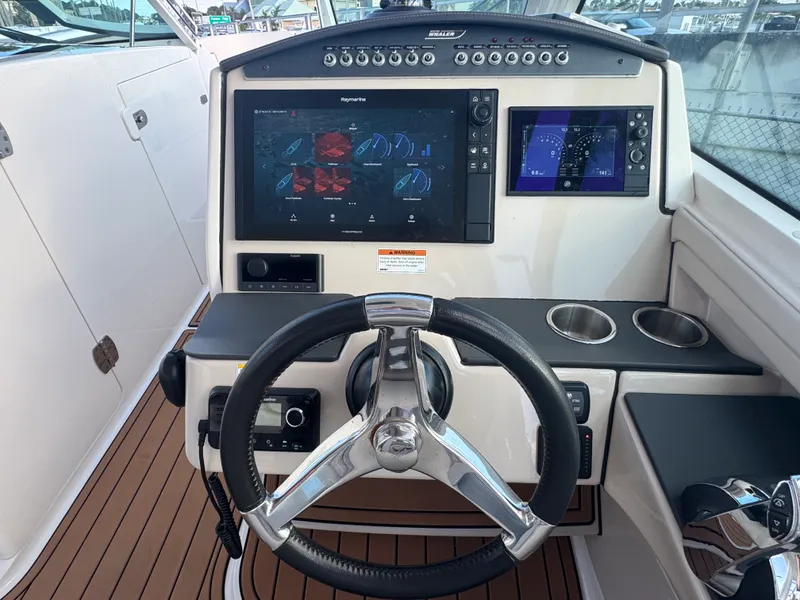 Slide: The Image of Boston Whaler 320 VANTAGE 2019 - 31