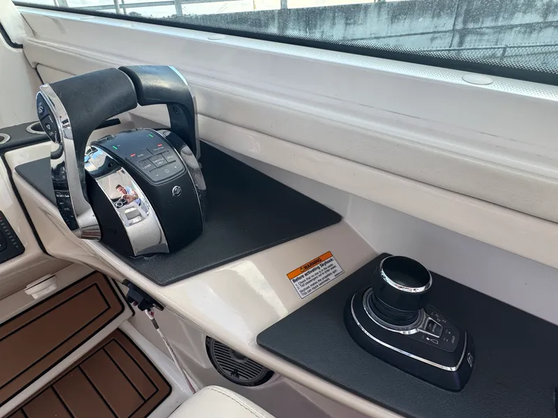 Slide: The Image of Boston Whaler 320 VANTAGE 2019 - 32