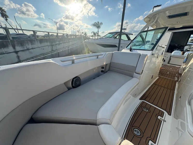 Slide: The Image of Boston Whaler 320 VANTAGE 2019 - 35