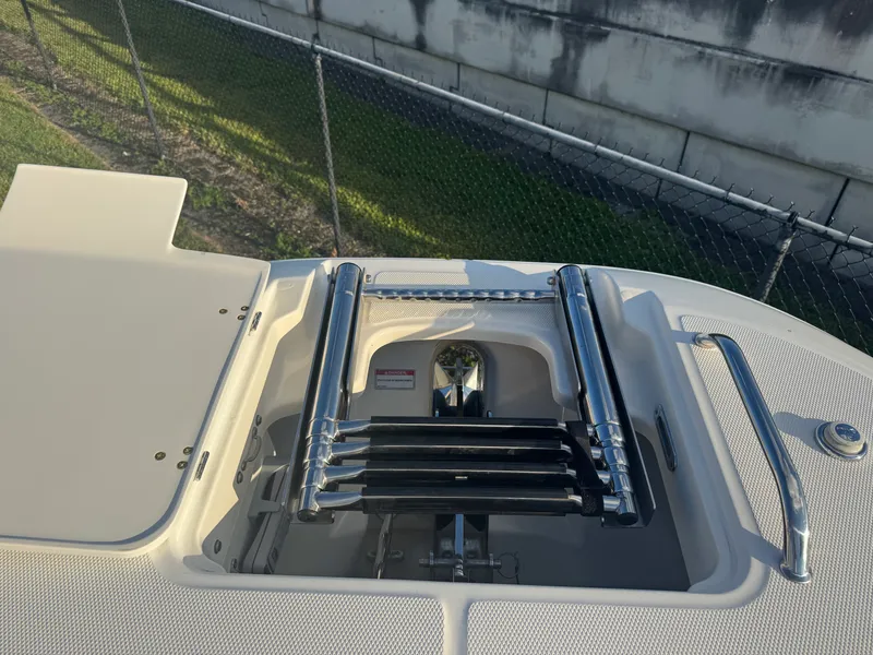 Slide: The Image of Boston Whaler 320 VANTAGE 2019 - 37