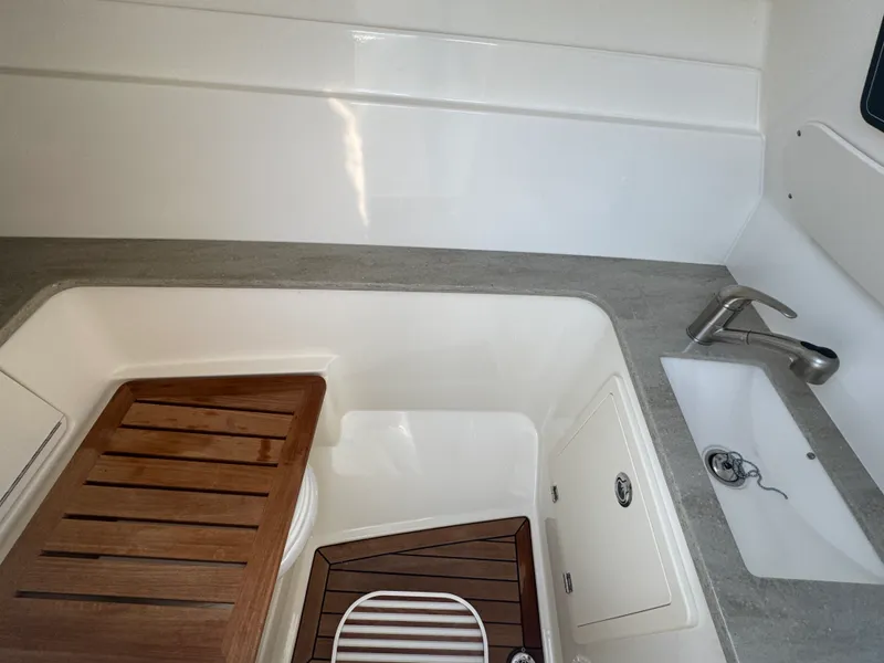 Slide: The Image of Boston Whaler 320 VANTAGE 2019 - 38