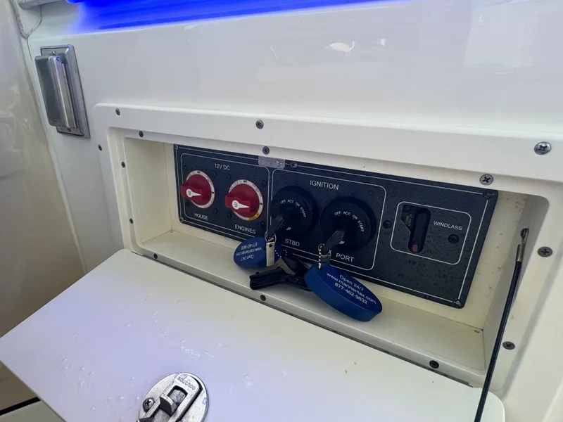 Slide: The Image of Boston Whaler 320 VANTAGE 2019 - 39