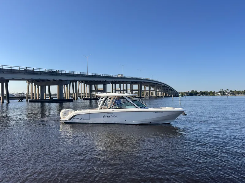 Slide: The Image of Boston Whaler 320 VANTAGE 2019 - 4