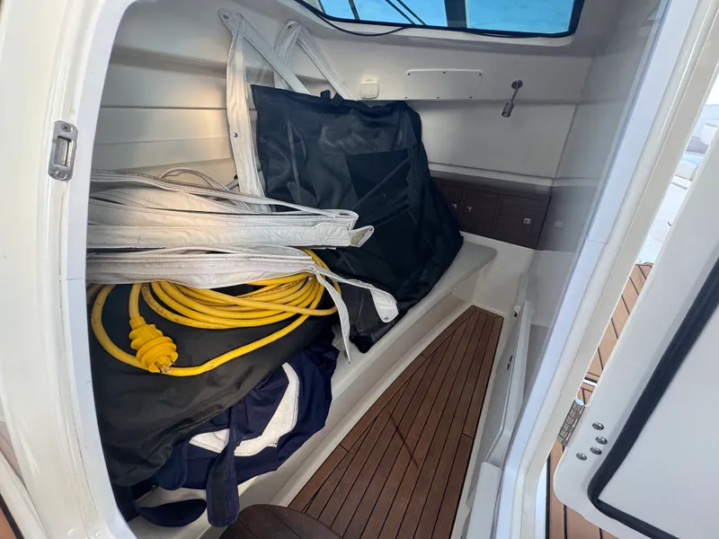 Slide: The Image of Boston Whaler 320 VANTAGE 2019 - 40