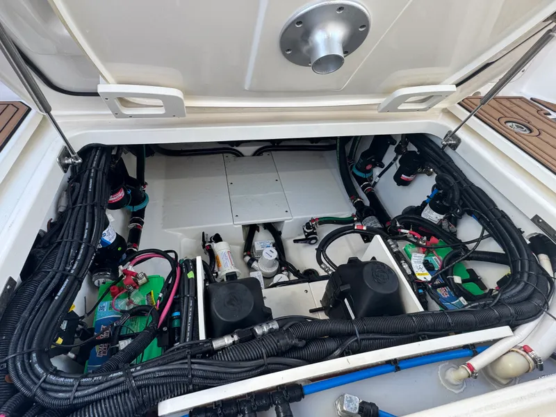 Slide: The Image of Boston Whaler 320 VANTAGE 2019 - 41