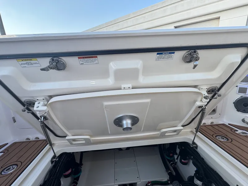 Slide: The Image of Boston Whaler 320 VANTAGE 2019 - 42