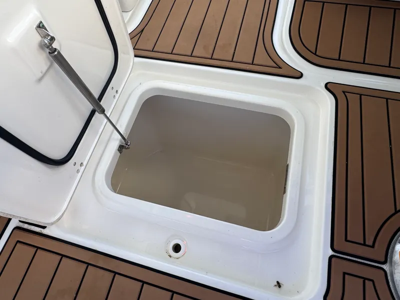 Slide: The Image of Boston Whaler 320 VANTAGE 2019 - 43