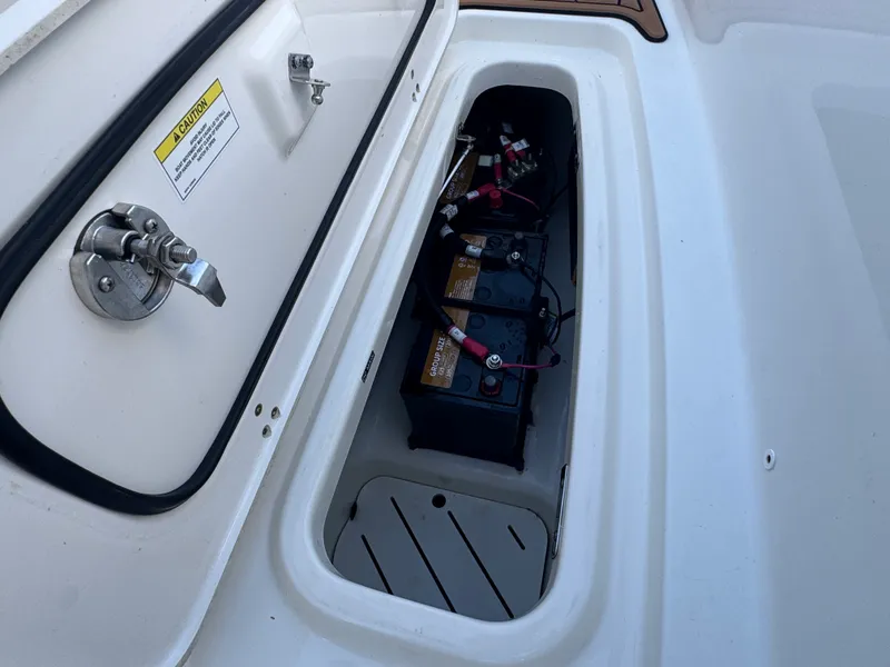 Slide: The Image of Boston Whaler 320 VANTAGE 2019 - 44