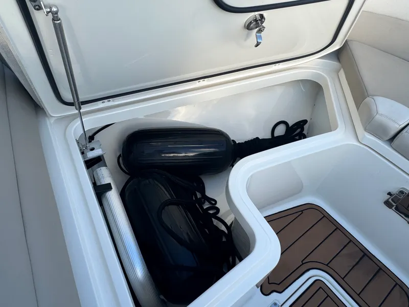 Slide: The Image of Boston Whaler 320 VANTAGE 2019 - 45