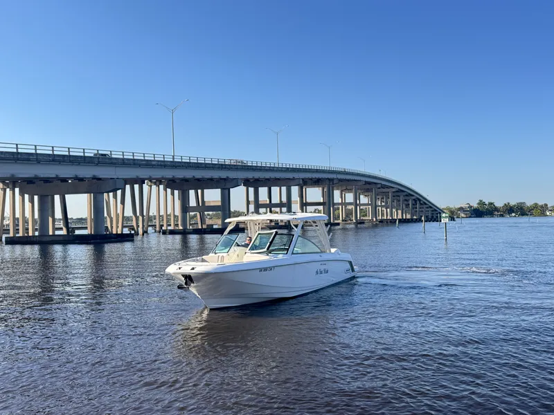 Slide: The Image of Boston Whaler 320 VANTAGE 2019 - 6
