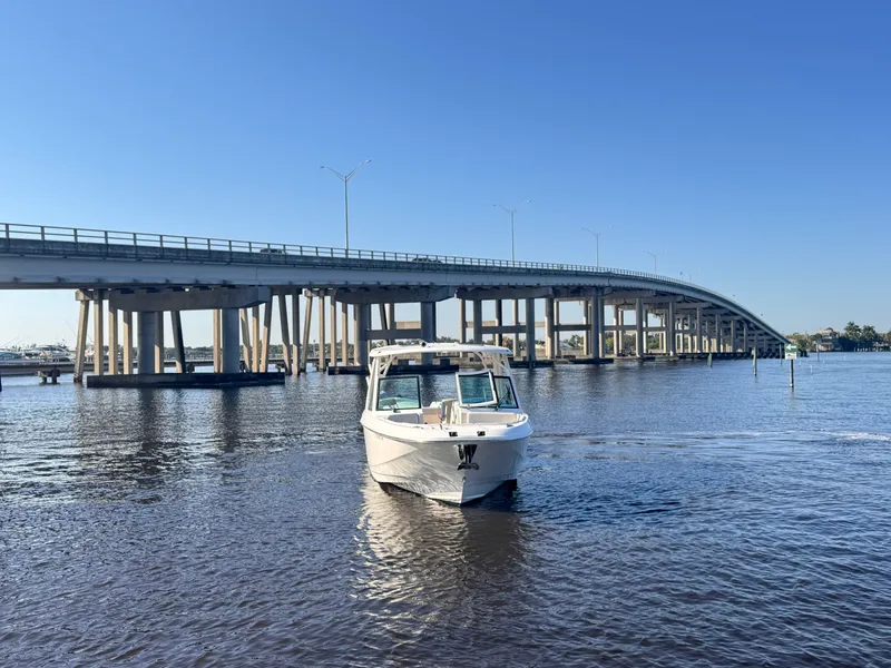 Slide: The Image of Boston Whaler 320 VANTAGE 2019 - 7