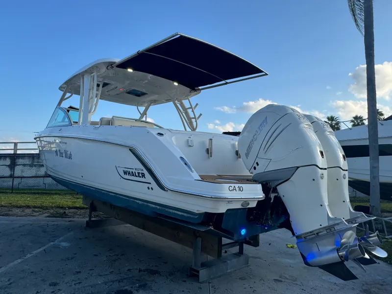 Slide: The Image of Boston Whaler 320 VANTAGE 2019 - 9