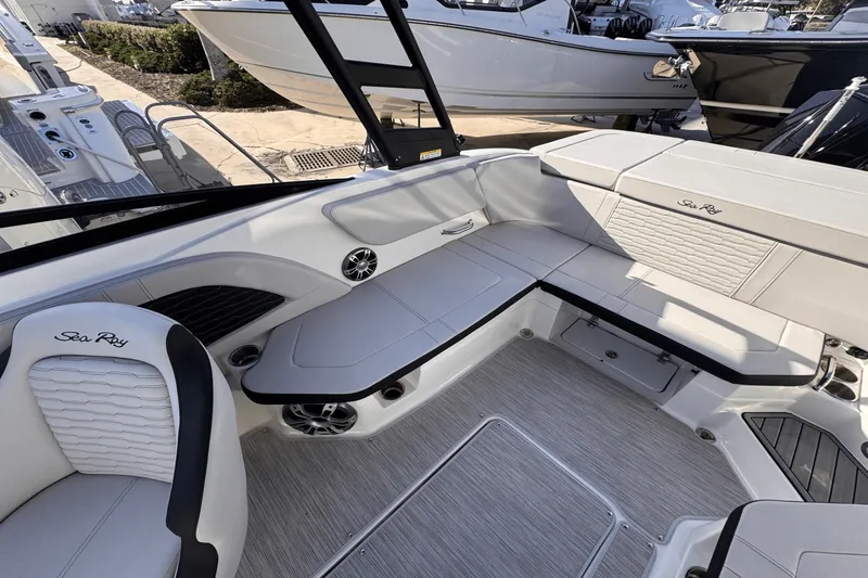 Slide: The Image of Sea Ray SPX 230 Outboard 2025 - 10