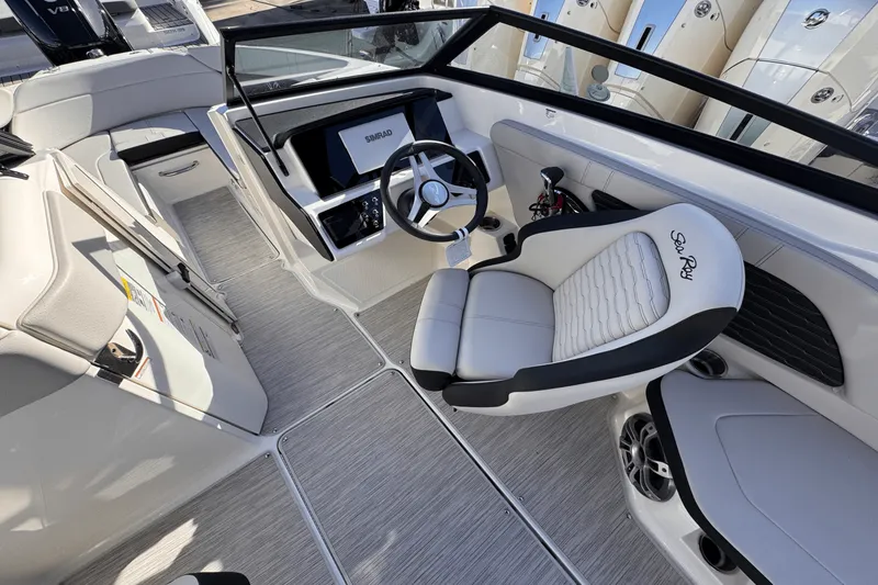 Slide: The Image of Sea Ray SPX 230 Outboard 2025 - 13