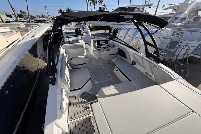 Slide: The Image of Sea Ray SPX 230 Outboard 2025 - 16