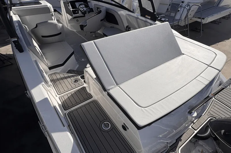 Slide: The Image of Sea Ray SPX 230 Outboard 2025 - 8