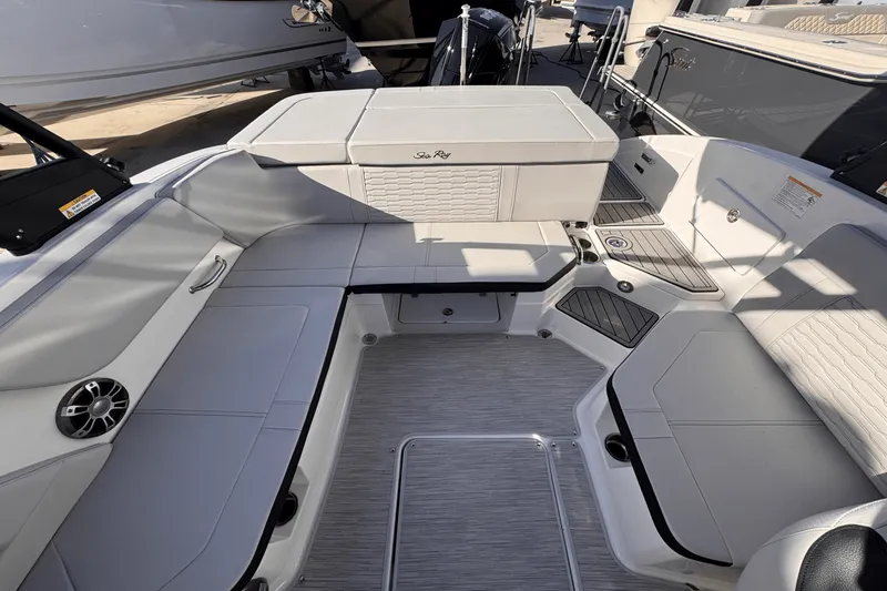 Slide: The Image of Sea Ray SPX 230 Outboard 2025 - 9