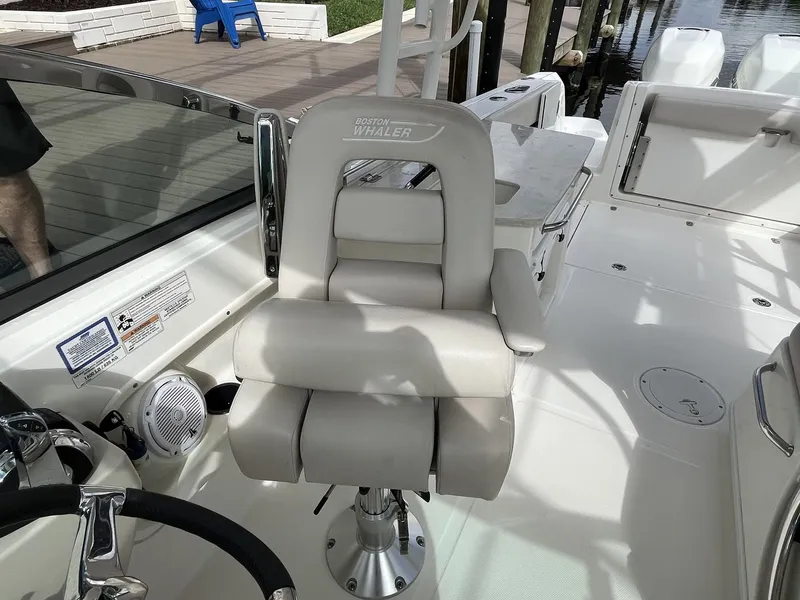 Slide: The Image of Boston Whaler 270 VANTAGE 2016 - 16