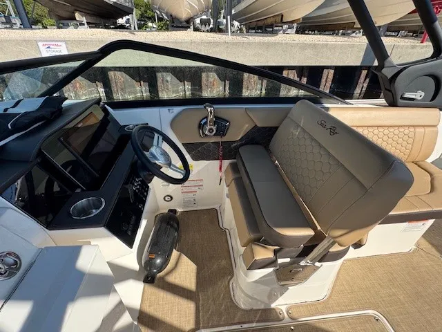 Slide: The Image of Sea Ray 250 SD-OB 2025 - 5