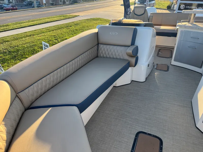 Slide: The Image of Harris Crowne SL 250 2019 - 11