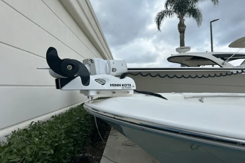 Slide: The Image of Boston Whaler 250 DAUNTLESS 2022 - 10
